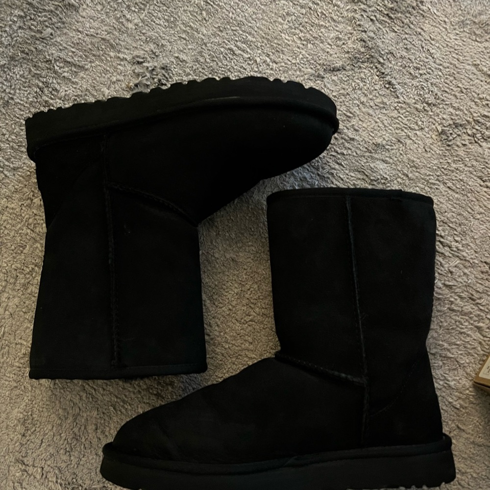 Ugg black size 8 CLASSIC SHORT II